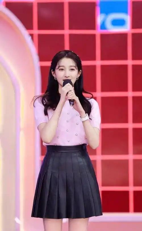 22岁关晓彤碰上38岁李小璐,两人撞衫,清纯还是网红一目了然!