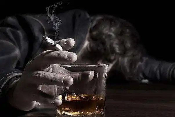 有的年轻人选择及时享乐,每天酗酒熬夜抽烟,而有的年轻人则是利用自己