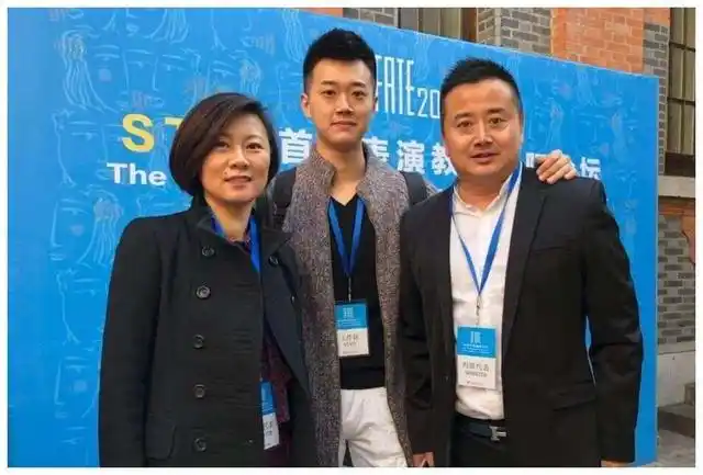 47岁海燕晒照庆银婚,老公"刘一水"送99朵玫瑰,结婚25年仍腻歪