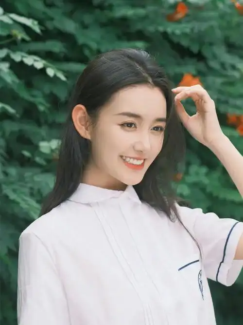 蒋依依校服写真曝光满脸胶原蛋白让人羡慕不已