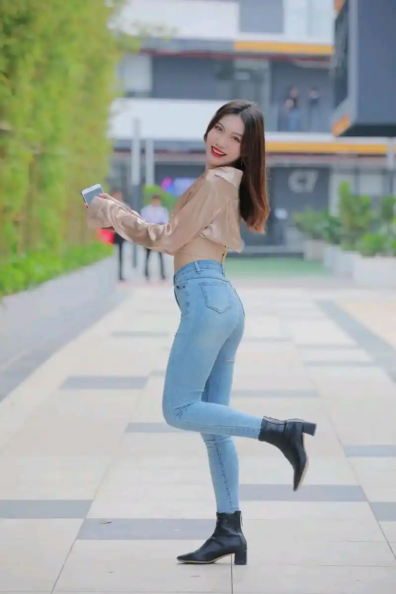 笑容迷人的紧身牛仔裤美女,展现出玲珑的身材!