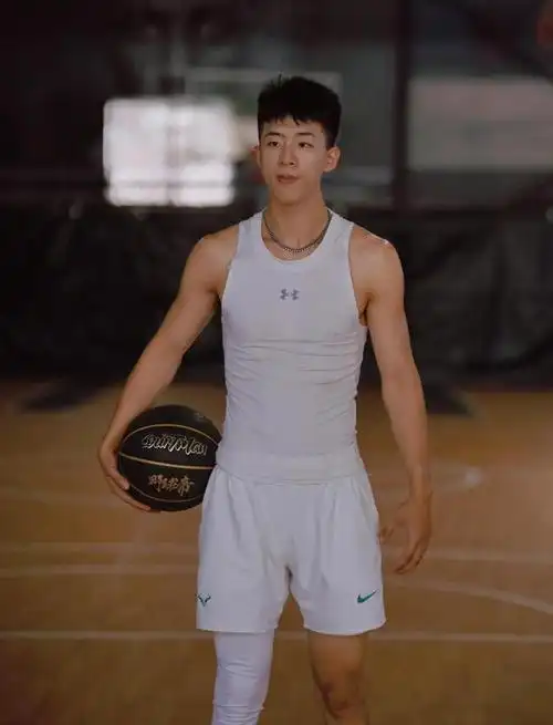 身高183cm山东体院00后大1男生,瘦高又结实的身材更显阳刚帅酷!