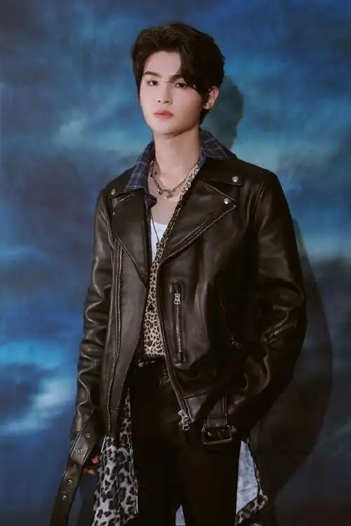 简介:黄明昊摇滚皮衣造型写真图片,分享一组黄明昊图片给大家,图中的