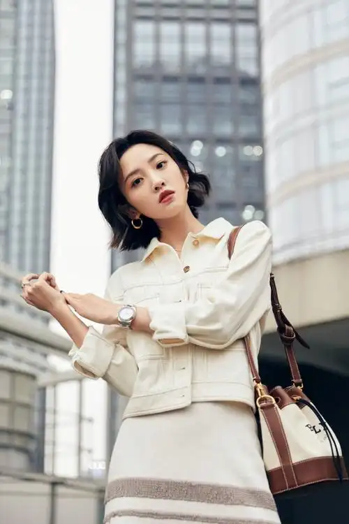 唐艺昕早春穿搭又甜又美奶油条纹长裙白色牛仔外套文艺清新