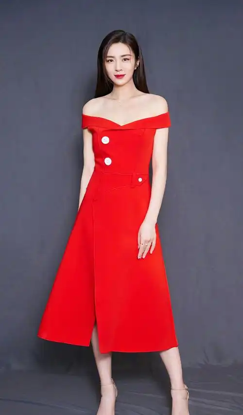 早期的她,一袭红礼裙很惹眼,惊艳全场|王晓晨|红色|女演员_新浪新闻