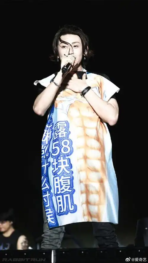 小鬼王琳凯音乐节露58块腹肌##起猛了看见小鬼露58块腹肌