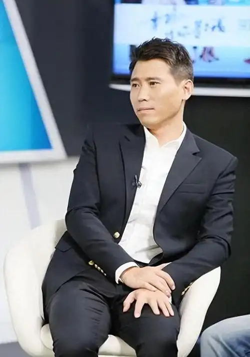 嘿,大家好,今天我要给你们介绍一个娱乐圈里的小角色,他就是李乃文!