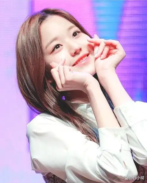 张元英,2004年8月31日出生于韩国首尔特别市龙山区二村1洞,韩国女歌手