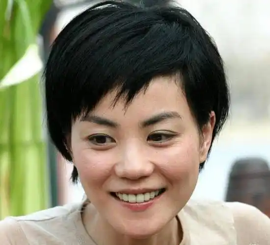 王菲亮相直播间唱歌,干练短发显成熟魅力,这皮肤状态确定51岁?