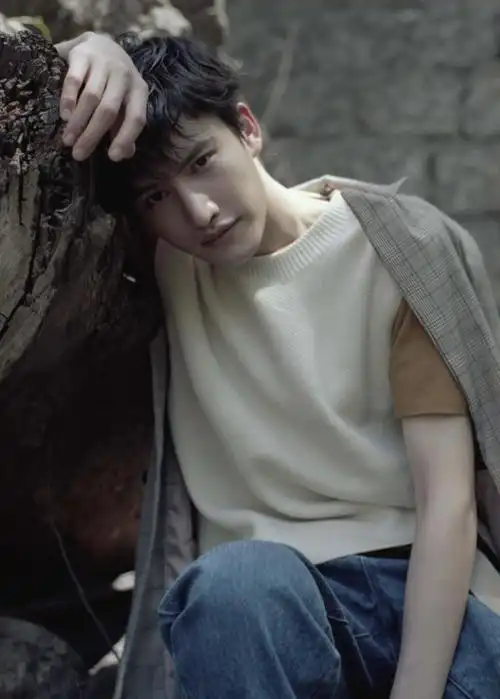 在湖南卫视金鹰独播剧场播出,在剧中他饰演帅气温柔拳击社长"骆冠言"