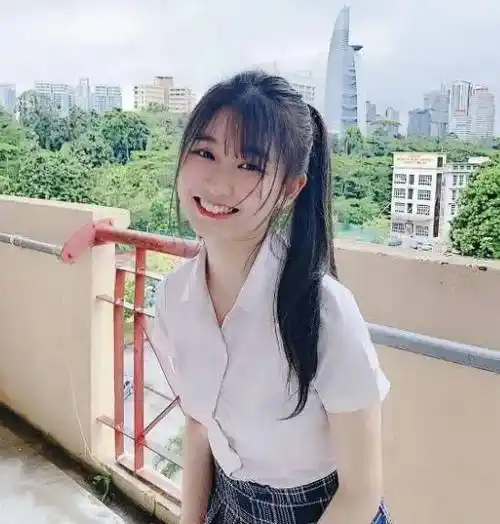 是海里的鲶鱼一样,鲶鱼头又被称之为"飞机头",周围两侧留着明显的刘海