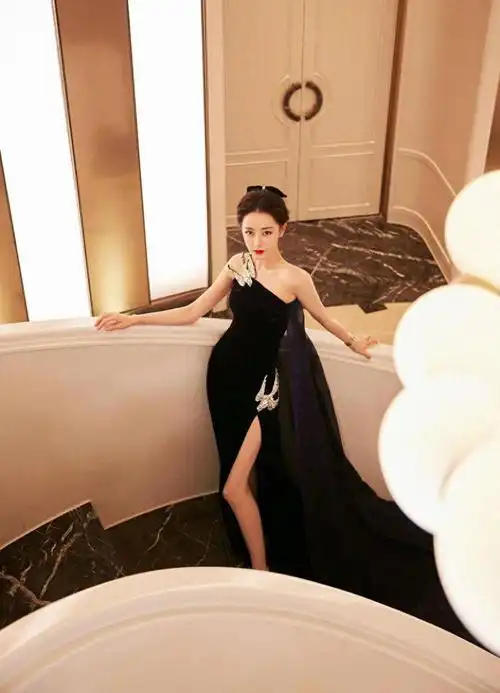 迪丽热巴身穿深蓝绒面长裙身姿摇曳美腿修长身材纤瘦十分性感