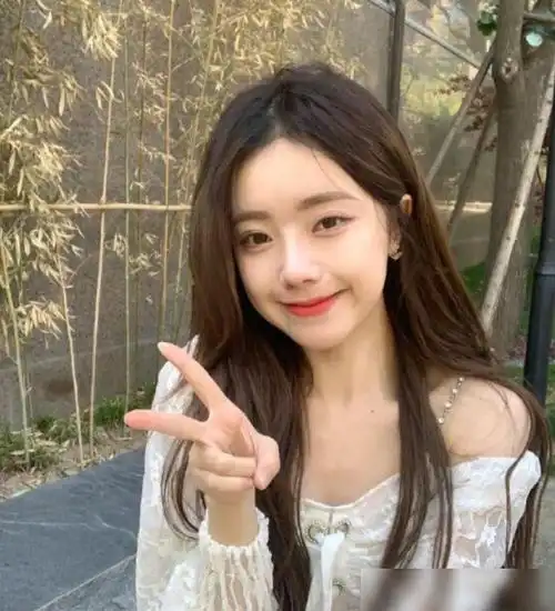 黄子韬被曝恋情与女网红诸多同款被扒女方正脸清纯可人