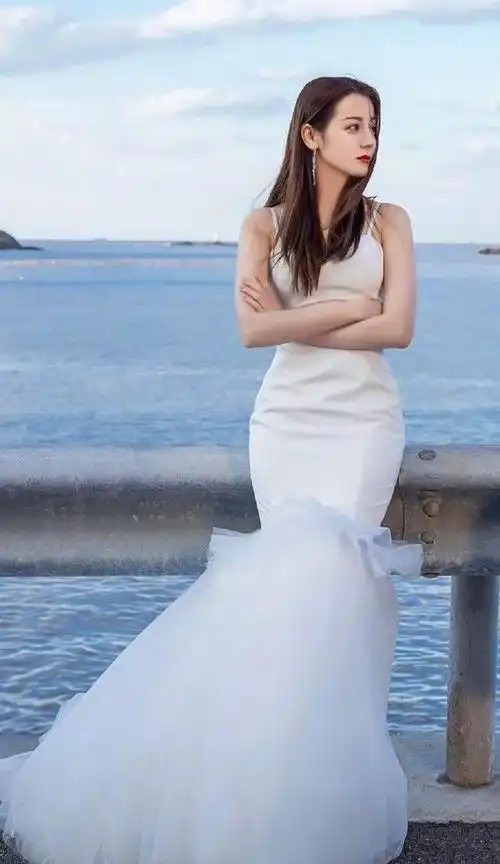 热巴一出场的白色婚纱让人印象深刻,她的好身材搭配精致的妆容,御姐感