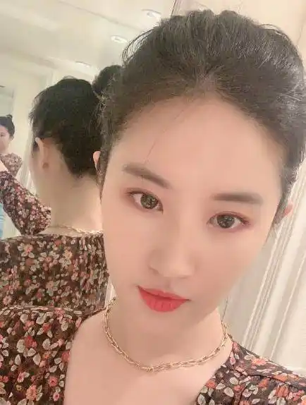 33岁刘亦菲穿碎花衣玩自拍,发量浓密谁注意镜子中的她?