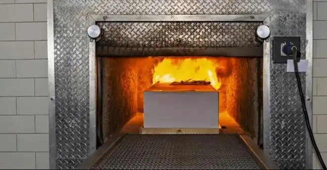 在逐年增加,由此造成火葬场十分紧俏,尸体 "等待火化天数"不得不延长