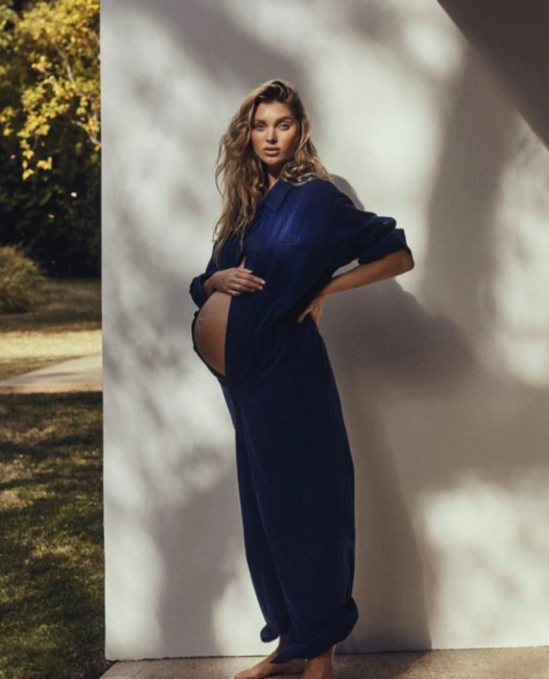 维密超模孕照曝光孕肚突出眼神温柔与男友出街像闺蜜