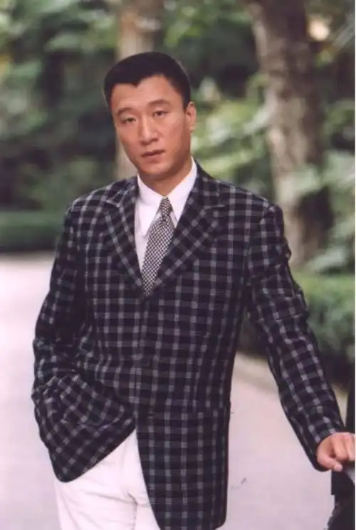 孙红雷吃饭被人当"刘华强"不让走,孙红雷赶紧打给石兆琪:"石哥,有人