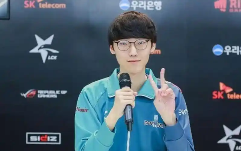 其中dwg上单选手nuguri在斗鱼直播中,人气飙升,主要原因是性格很亲切