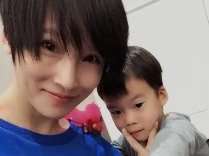 谢楠晒二胎儿子萌照二儿子头好长吃拳头的样子超可爱