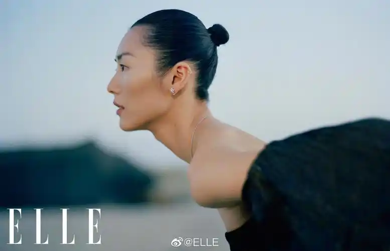 刘雯最新杂志大片曝光身材优秀气质出众美艳灵性