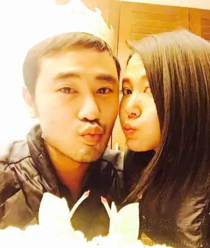 谭维维为男友陈亦飞庆生 甜蜜亲吻秀恩爱