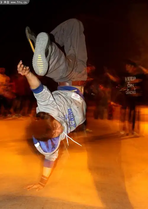 夜色中广场上的街舞少年