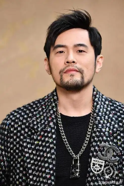 宠粉十级!周杰伦络腮胡说刮就刮,网友:胡子一刮立马十八