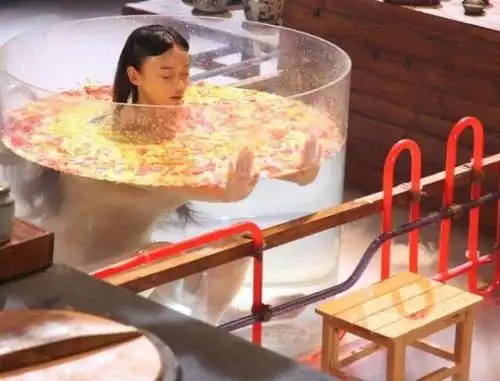 袁姗姗裸身泡水照曝光 不计形象以肉色紧身衣示人(组图)