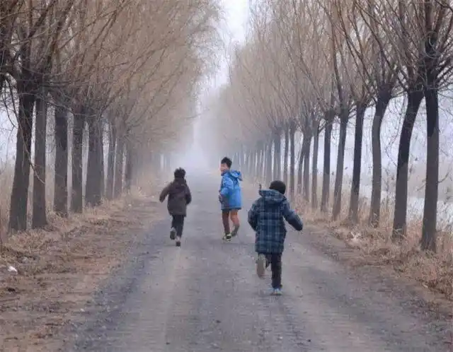 上学路上小伙伴们光着脚丫有说有笑原创诗歌画面感太强