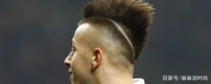 四周剃光留头顶的发型