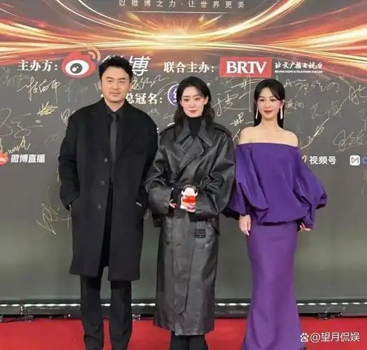 微博之夜红毯唐嫣金光闪闪杨幂步步生莲刘诗诗知性优雅