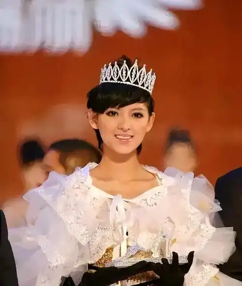 有把握和抓住机会的能力,她是第一位拿万达公子王思聪当跳板的女星