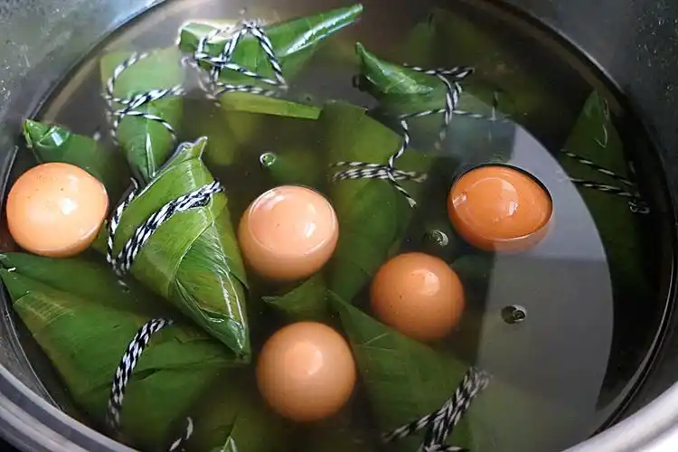 小贴士: 也可以放入电饭煲,电压力锅里煮粽子,粽子会更香,还不会散掉