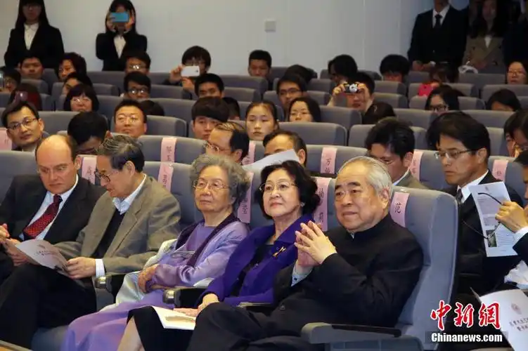 范曾偕夫人楠莉出席.