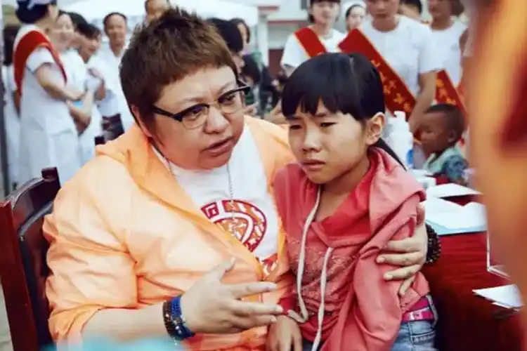 韩红坚持做慈善23年52岁还未婚她到底图什么