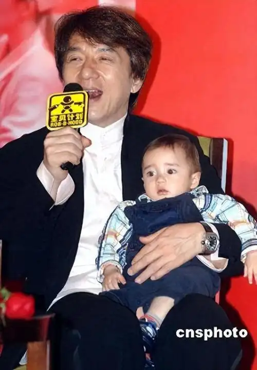 半岁宝宝出道拿影帝戏里把成龙弄哭如今17岁现状如何