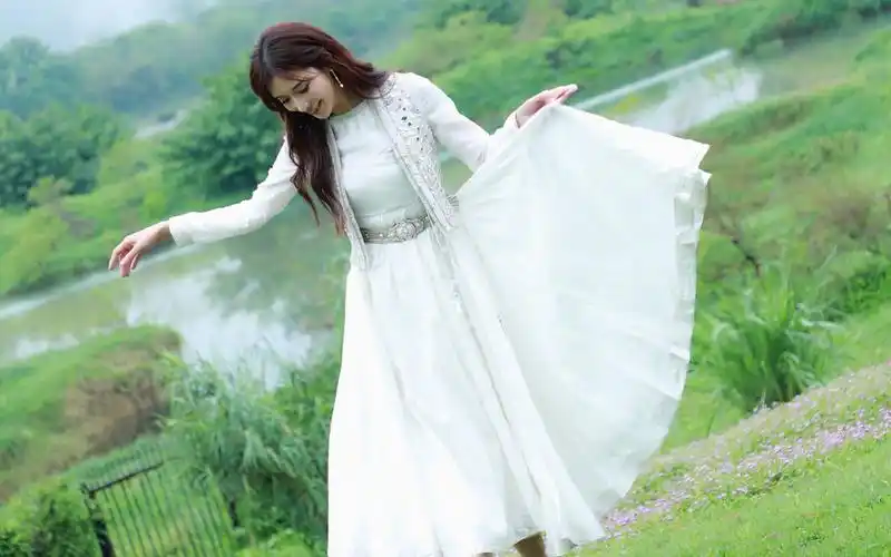 林志玲野外写真图片-美女壁纸-高清美女图片-第2图-娟娟壁纸