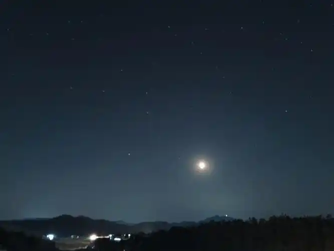 夜晚的天空总有闪烁的星星保存图片就手机调到最亮就看见了