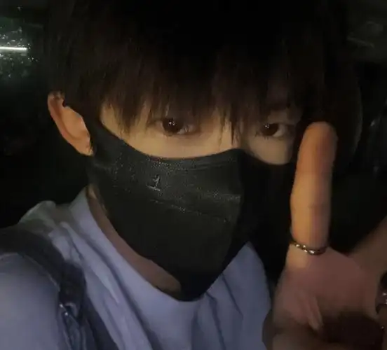 戴口罩都遮挡不住帅气,谁知他的手臂肌肉更绝-柒捌娱乐资讯