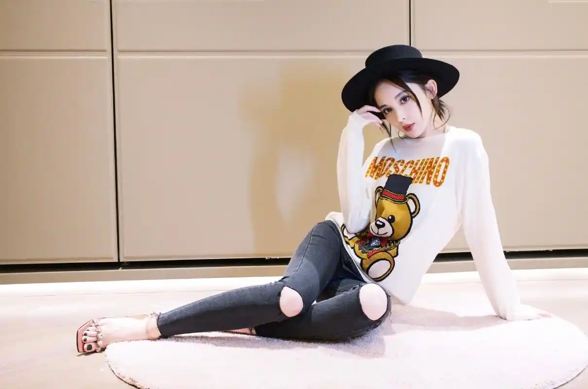 古力娜扎的一组美腿图集