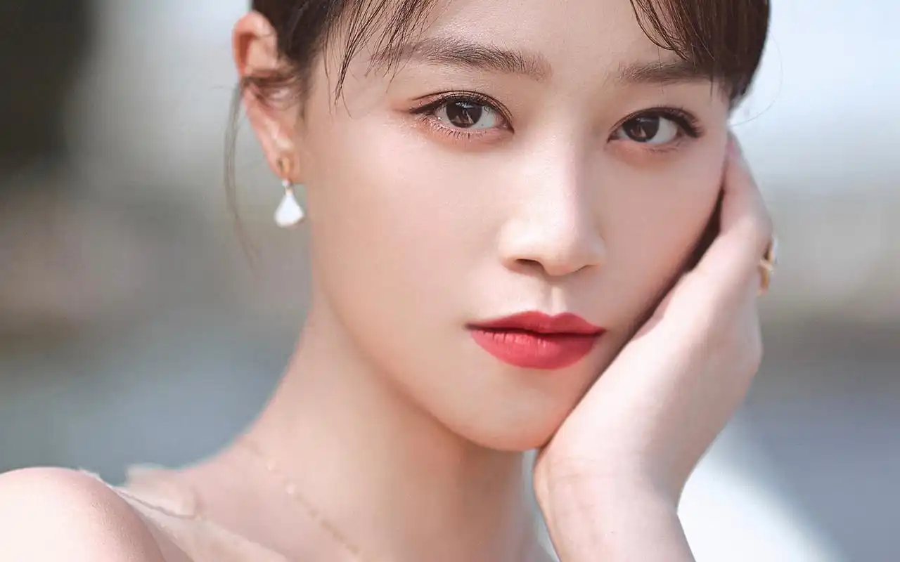 蓝盈莹性感优雅写真桌面壁纸