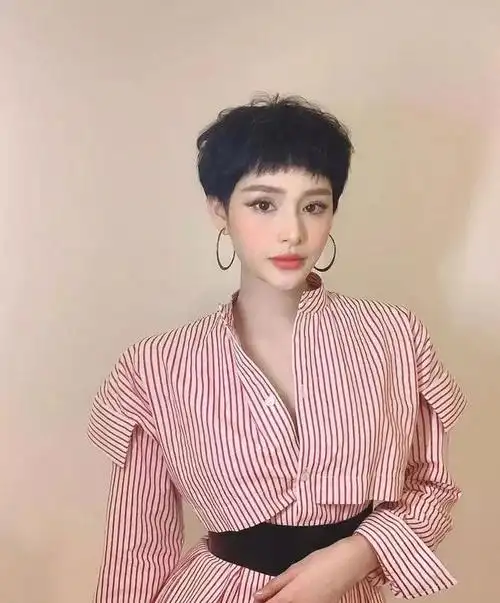 2020流行"盖盖头"发型,灵动又俏皮,潮范十足!