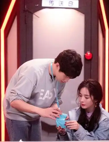 邓伦杨幂上节目亲密互动网友两人怎么有点甜