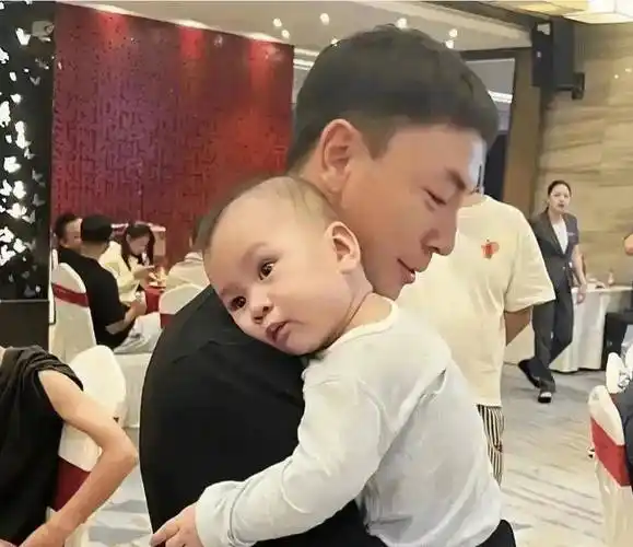 释小龙成超级奶爸儿子眼睛圆圆胖嘟嘟跟他小时候一模一样