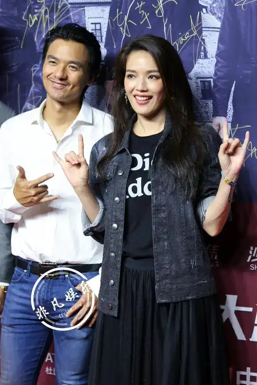 撒狗粮!冯德伦舒淇罕见同台 眼神传情十分有爱