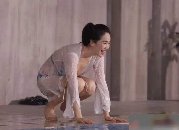 42岁左小青身材有多好?当她穿泳衣下水时,网友:这不煤气罐吗