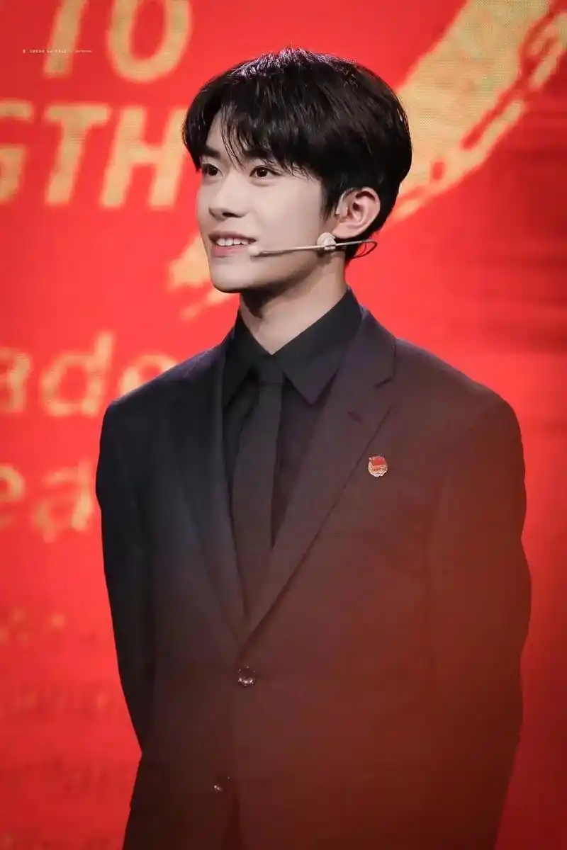 搜集了一些自己存的适合当壁纸的背景图#易烊千