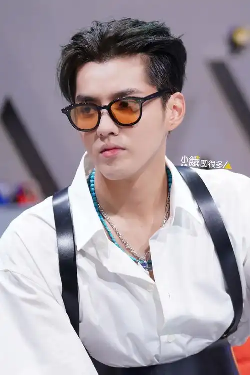 吴亦凡[超话]# 20200802#吴亦凡白衬衫吊带.