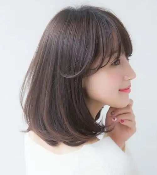 锁骨短发加八字卷八字卷深受韩国女生欢迎,将头发烫出八字型的卷度,不